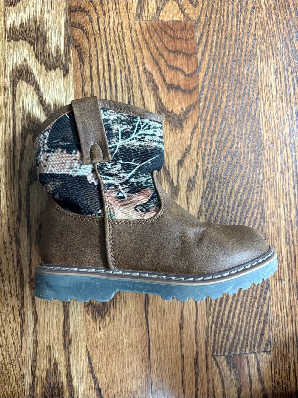Kids Mountain Creek Terrain camouflage boots, size 9. Excellent condition